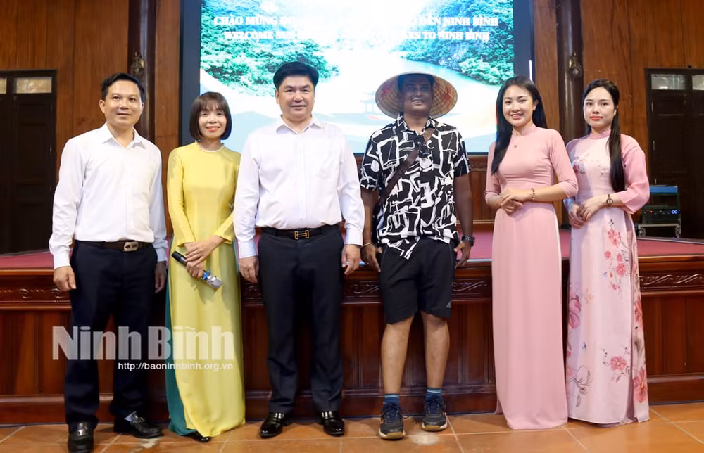 nhung vi khach dau tien trong doan 4500 khach cua ty phu an do tham quan di san trang an hinh 1