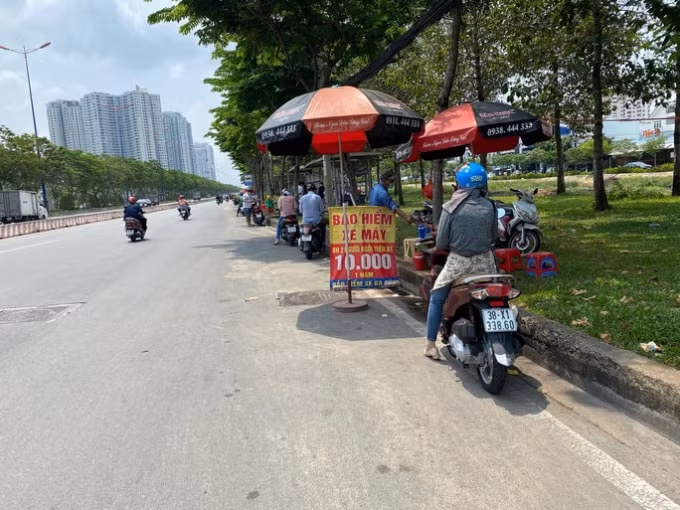Người dân đổ xô mua bảo hiểm xe máy. Ảnh: TL