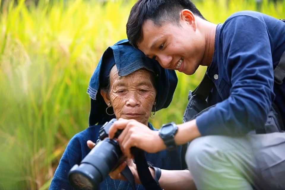 Phóng viên ảnh Phạm Hùng tác nghiệp tại bản Phùng là một xã thuộc huyện Hoàng Su Phì, tỉnh Hà Giang.