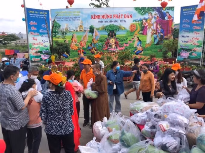 Trụ trì Chùa Lá Gò Vấp ân cần trao quà cho những ngưởi đến từ Hội người mù quận 12