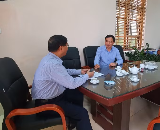 Bí thư Đảng ủy Bản Ngoại Ngô Mạnh Thơ trao đổi với tác giả.