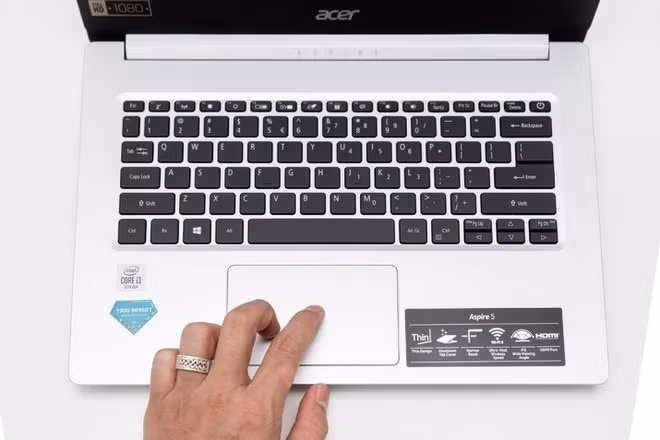 Acer Aspire 5 có đầy đủ cổng kết nối phổ biến.