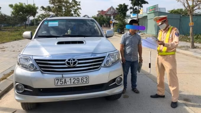 CSGT Đà Nẵng phát hiện, xử lý xe trá hình. Ảnh: TL
