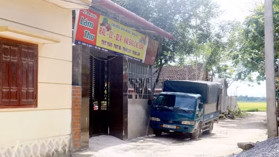 Ngôi nhà và xe ô tô của hộ gia đình ông Lê Ngọc Lâm thôn Tu Mục 1 xã Yên Thọ. Ảnh: TL