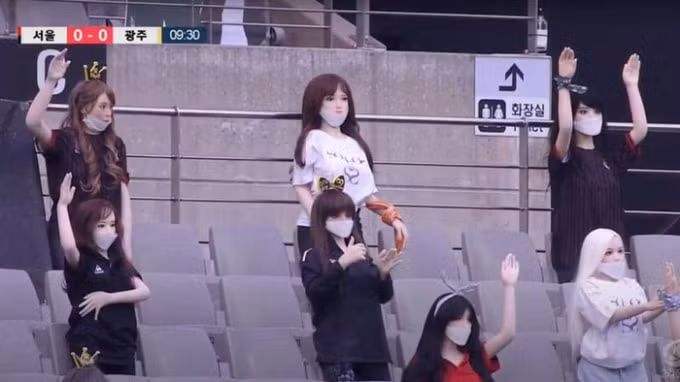 Hình ảnh các cổ động viên trên khán đài trận đấu giữa FC Seoul và Gwangju. FC Ảnh: SportBible