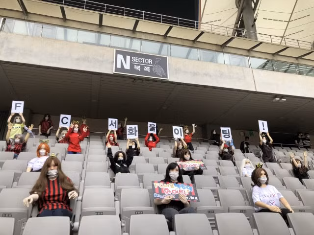 Hình ảnh các cổ động viên trên khán đài trận đấu giữa FC Seoul và Gwangju. FC Ảnh: SportBible