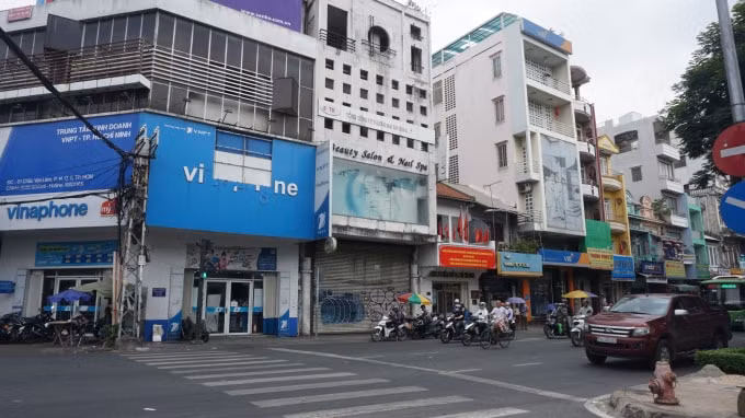 Căn nhà nhỏ ở số 5 Đường Châu Văn Liên, Q. 5 (căn nhà có bảng hiệu màu đỏ) là nơi Chủ tịch Hồ Chí Minh đã ở trước lúc ra đi tìm đường cứu nước.