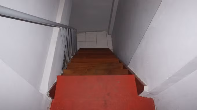 ... và cầu thang gỗ lên xuống trong căn nhà ...
