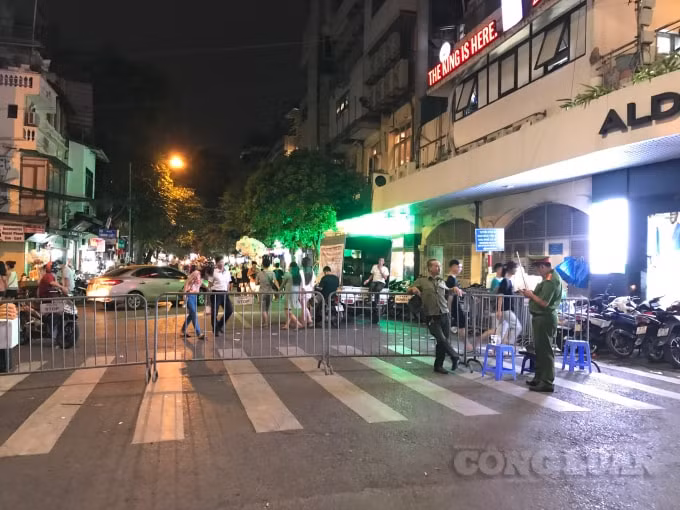 Lực lượng chức năng chốt chặn, ngăn phương tiện đi vào phố đi bộ