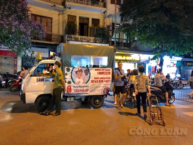Xe tuyên truyền phòng chống dịch bệnh của lực lượng chức năng
