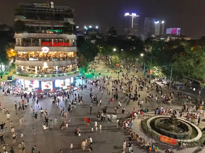Phố đi bộ tại Hà Nội hoạt động nhộn nhịp trở lại sau gần 3 tháng tạm dừng để phòng chống dịch Covid-19