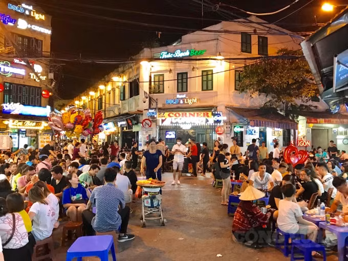 Phố Tạ Hiện được rất đông du khách tìm đến, thức ăn và đồ uống có cồn được tiêu thụ mạnh