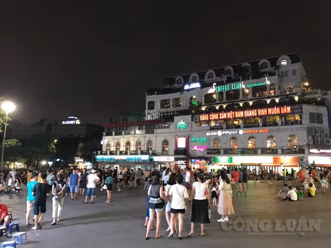 Khu vực quảng trường Đông kinh Nghĩa thục tập trung rất đông người dân đến vui chơi ngày cuối tuần