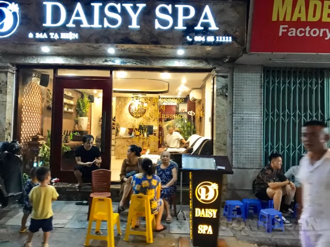 10 giờ đêm, hàng quán tại đây vẫn rất nhộn nhịp