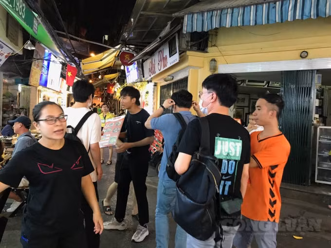 Nhân viên, người bán hành không hề chấp hành quy định đeo khẩu trang, vô tư chào mời