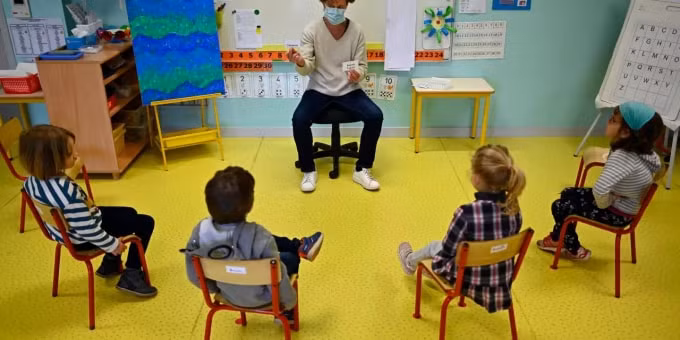 Các học sinh mẫu giáo trong giờ học mỹ thuật. Ảnh: Le Monde