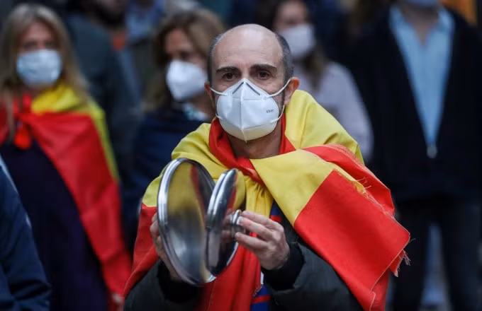 Một người dân biểu tình phản đối lệnh cách ly ở Tây Ban Nha. Ảnh: Reuters