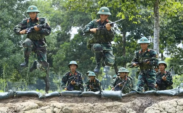 Bộ Nội vụ cho rằng, lực lượng vũ trang là ngành lao động đặc biệt, phải tiếp xúc với môi trường độc hại, vũ khí, khí tài quân sự, đối diện hiểm nguy. Ảnh: TL