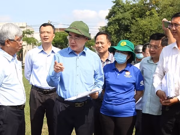 Bí thư Thành ủy TP.HCM Nguyễn Thiện Nhân và đoàn công tác kiểm tra thực địa tại xã Vĩnh Lộc A, ngày 17/5. Ảnh: PLTPHCM