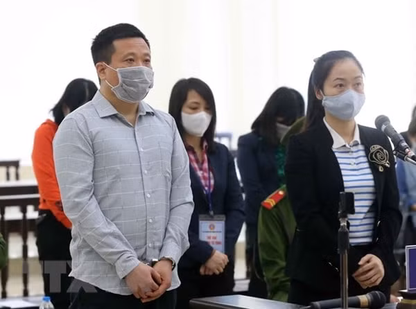 Bị cáo Hà Văn Thắm và đồng phạm tại phiên xét xử sáng 27/4/2020. Ảnh: TTXVN