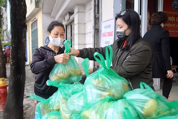UBND phường Trúc Bạch, quận Ba Đình (Hà Nội) phát nhu yếu phẩm cho người dân có hoàn cảnh đặc biết khó khăn trên địa bàn phường do bị ảnh hưởng của dịch COVID-19. Ảnh: Lê Phú