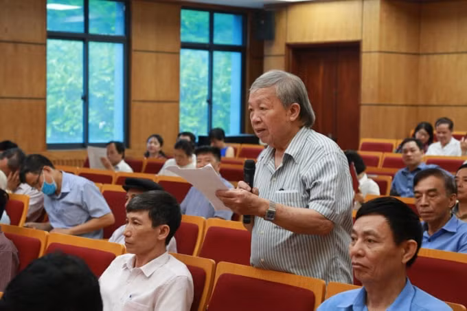Cử tri Nguyễn Chính, phường Hàng Bạc, quận Hoàn Kiếm kiến nghị với Đoàn đại biểu Quốc hội.