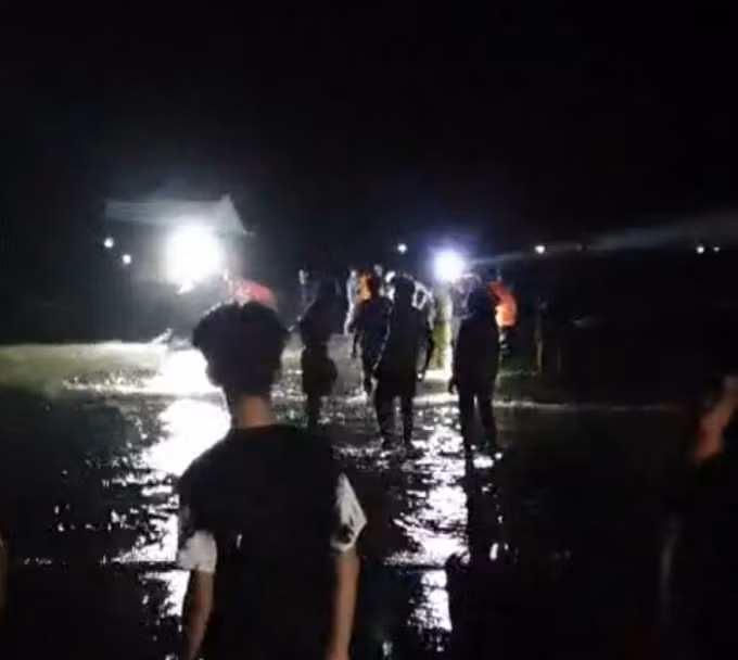 Hàng trăm người dân tập trung ra bờ biển ngóng tình hình và kéo thuyền gặp nạn lên bờ