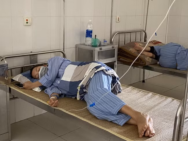 Các công nhân bị ngộ độc phải nhập viện điều trị. Ảnh: TL