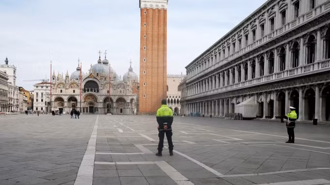 Quảng trường Thánh Mark gần như trống rỗng ở Venice, Italia, vào tháng 3/2020 do không có khách du lịch bởi đại dịch Covid-19 - Ảnh: Reuters