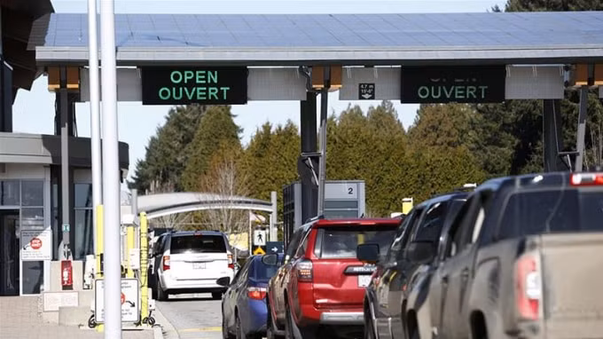 Các tài xế chờ đợi để đi qua hải quan Canada tại biên giới Canada-Hoa Kỳ ở Surrey, British Columbia - Ảnh: Reuters