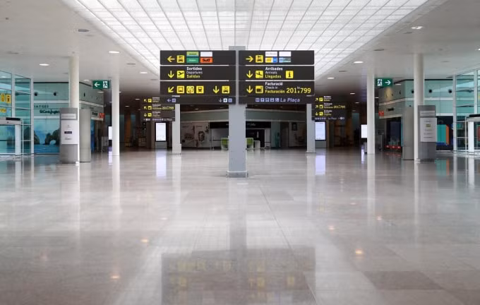 Sân bay Josep Tarradellas Barcelona-El Prat không một bóng người. Ảnh: Reuters