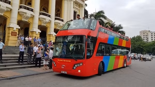 Xe buýt hai tầng đưa du khách tham quan các điểm du lịch. Ảnh minh họa