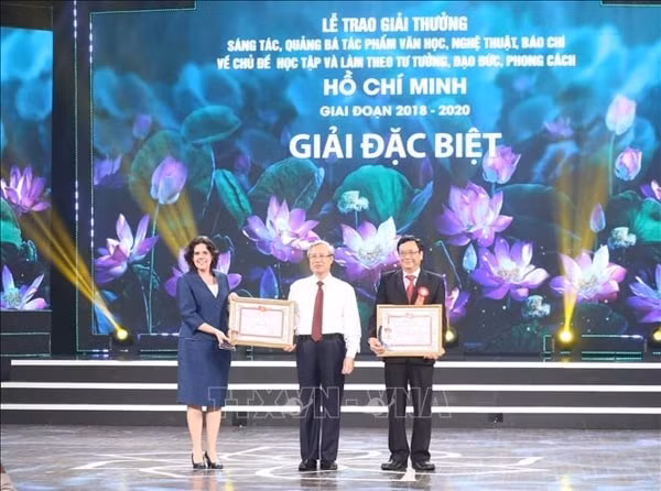 Đồng chí Trần Quốc Vượng, Uỷ viên Bộ Chính trị, Thường trực Ban Bí thư trao giải Đặc biệt cho tập thể và cá nhân. Ảnh: TTXVN