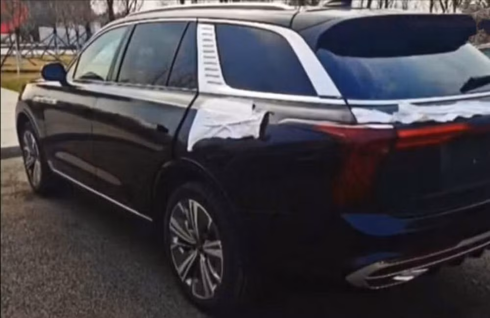 Phần thân xe với kích thước to lớn trên Hongqi E115. Ảnh: Carscoops