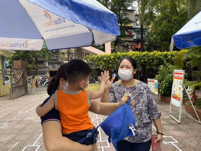 Cử chỉ thân thương của bé trước khi chia tay mẹ để vào lớp. Ảnh: Dương Lâm