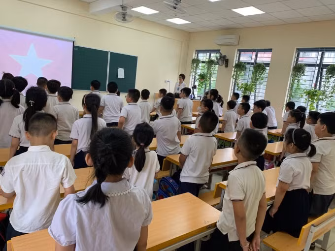 Lề chào cờ đáng nhớ của các em học sinh tiểu học Hoàng Diệu. Ảnh: Dương Lâm