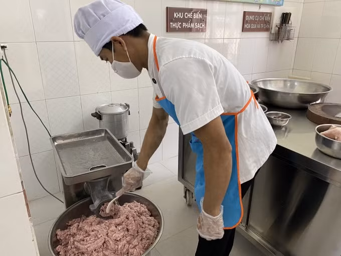 Bữa ăn bán trú được đảm bảo đủ chất dinh dưỡng và an toàn vệ sinh thực phẩm. Ảnh: Dương Lâm