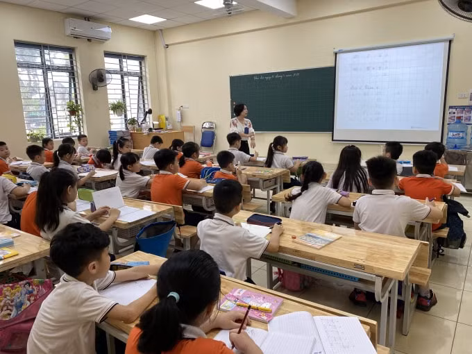 Cô trò ôn tập kiến thức trong ngày đầu tiên đi học lại. Ảnh: Dương Lâm