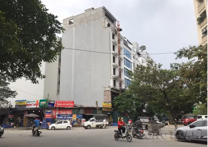 Vi phạm trật tự xây dựng tràn lan kéo theo một loạt những hệ lụy như gia tăng dân số, áp lực giao thông, rác thải, ô nhiễm môi trường,...gây bức xúc dư luận