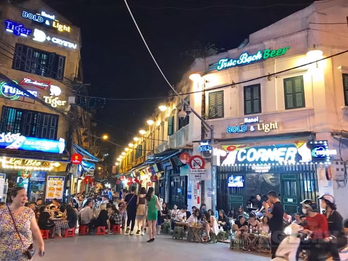 Hàng quán buôn bán nhộn nhịp trở lại tại phố Tạ Hiện