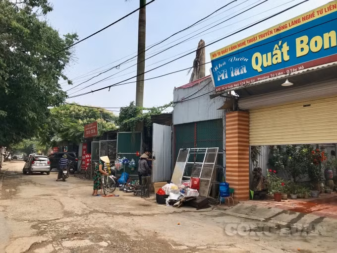 Mặc cho những thông tin phản ánh từ phía dư luận, UBND phường Tứ Liên vẫn giữ cho mình thái độ im lặng, 