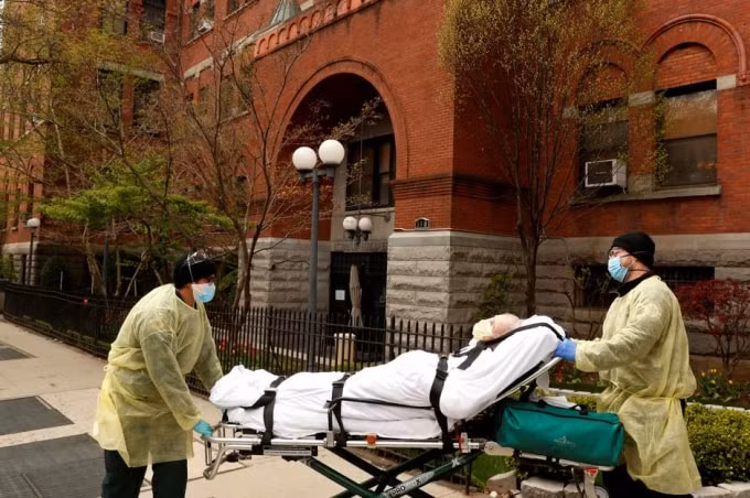 Một bệnh nhân cao tuổi nhiễm Covid-19 được vận chuyển ra xe cứu thương ở New York, Mỹ. Ảnh: Reuters
