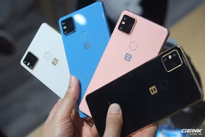 Bphone B86 và B86s mới có 4 tuỳ chọn màu sắc: đen, trắng, hồng và xanh. Ảnh: Genk