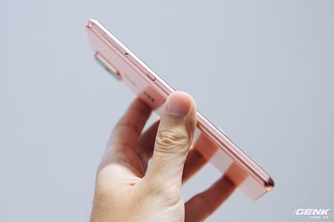 Bên trái máy có vị trí đặt khay SIM vật lý. Ảnh: Genk