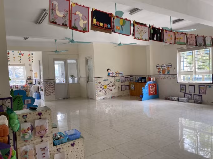 Khuôn viên lớp học được vệ sinh sạch sẽ, an toàn. Ảnh: Dương Lâm