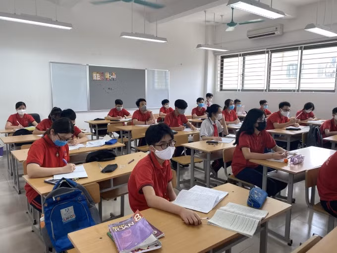 Học sinh khối THCS đi vào nề nếp bình thường. Ảnh: Dương Lâm