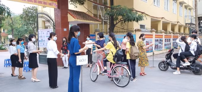 Tuần đầu tiên khi học sinh THCS và THPT đi học lại các trường đều tiến hành đo thân nhiệt từ đầu giờ. Ảnh: Hoàng Tuấn