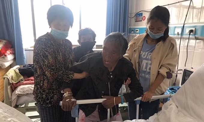 Cụ bàn tên Wang năm nay 79 tuổi vừa được cứu sống sau khi bị chính con trai của mình chôn sống - Ảnh: Handout/SCMP