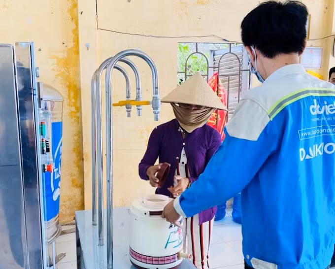 Người dân đến lấy nước uống trực tiếp từ hệ thống