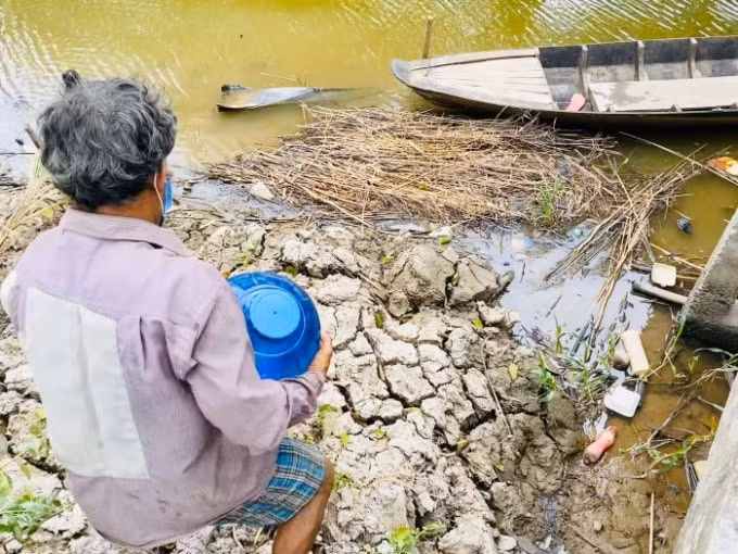 Người dân ở xa đến lấy nước mang về dùng dần